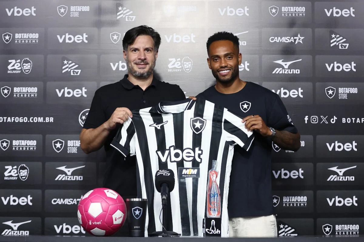 Botafogo apresenta Danilo Pereira com camisa 9