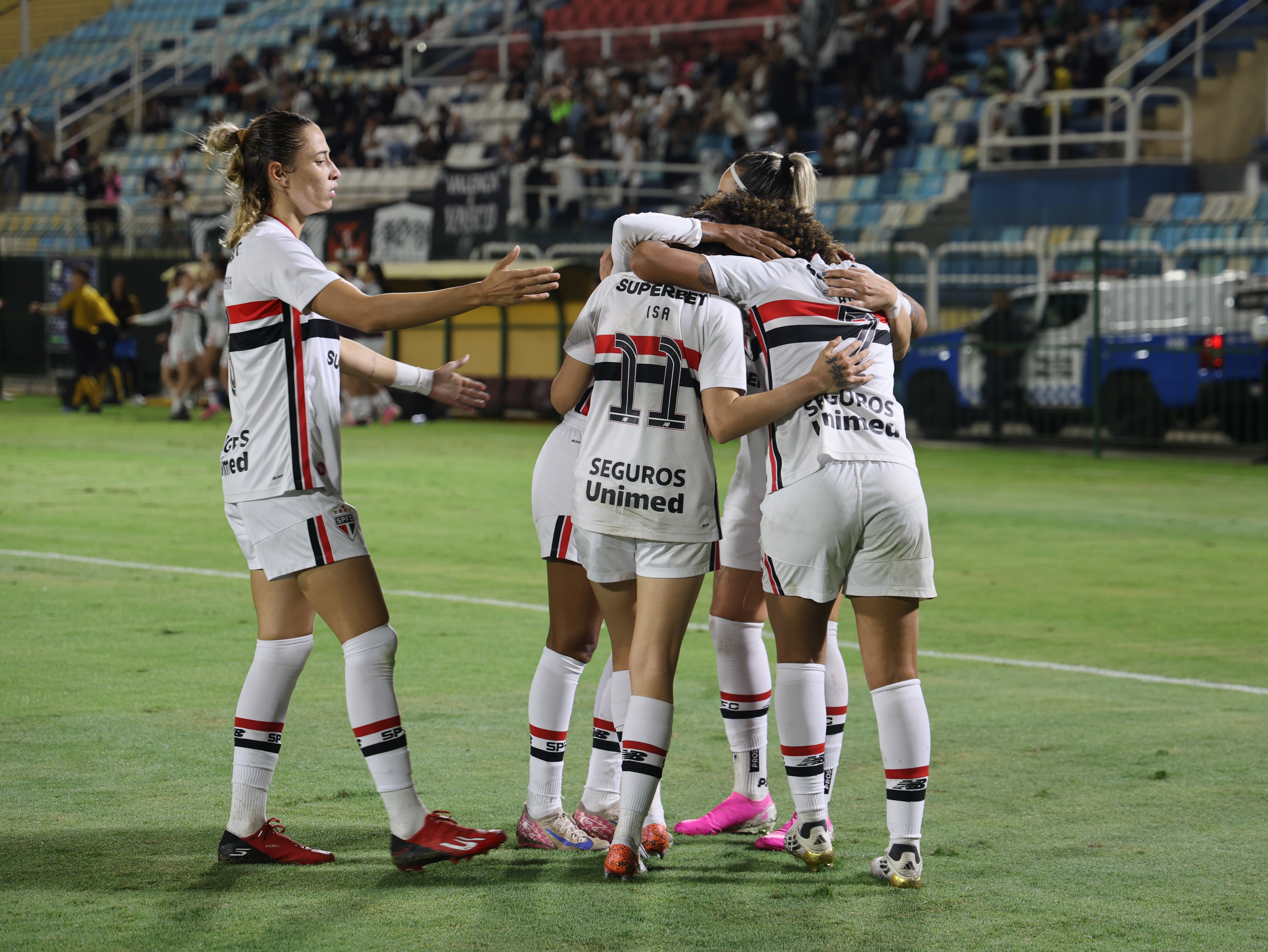 São Paulo vence Cruzeiro e seca rivais na liderança do Brasileirão feminino