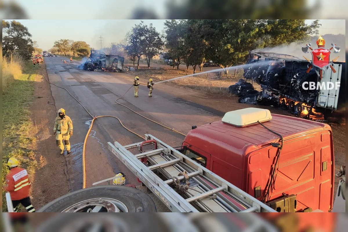 Incêndio destrói duas carretas com 20 toneladas de algodão em rodovia