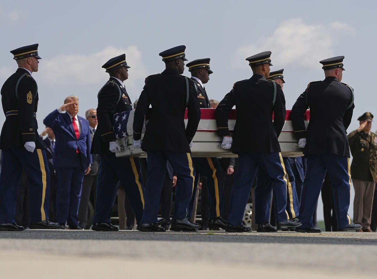 Trump acompanha cerimônia funerária de quatro militares mortos no Oriente Médio