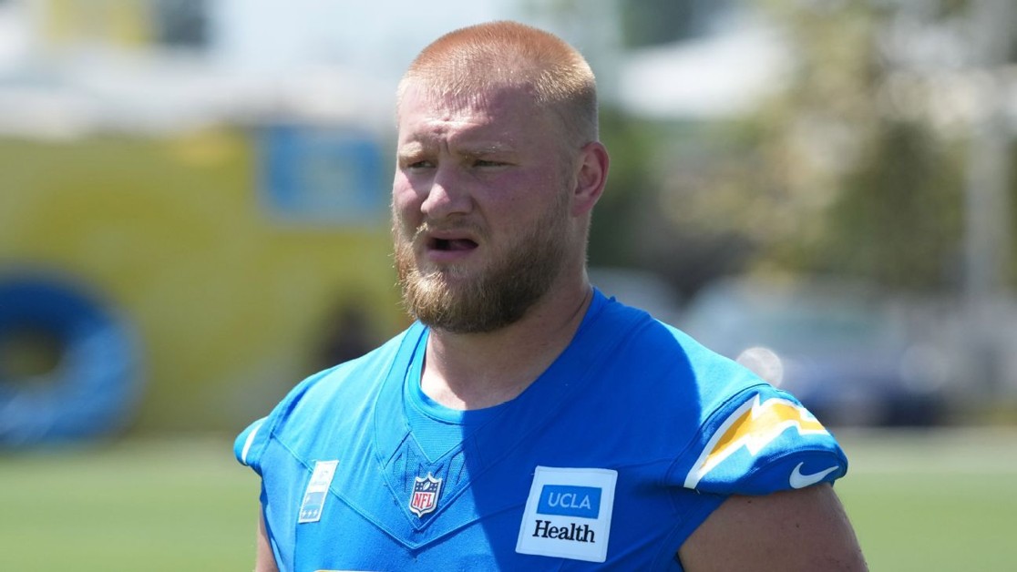 Center dos Chargers, Luke Biadasz, sai de campo em maca com lesão na perna