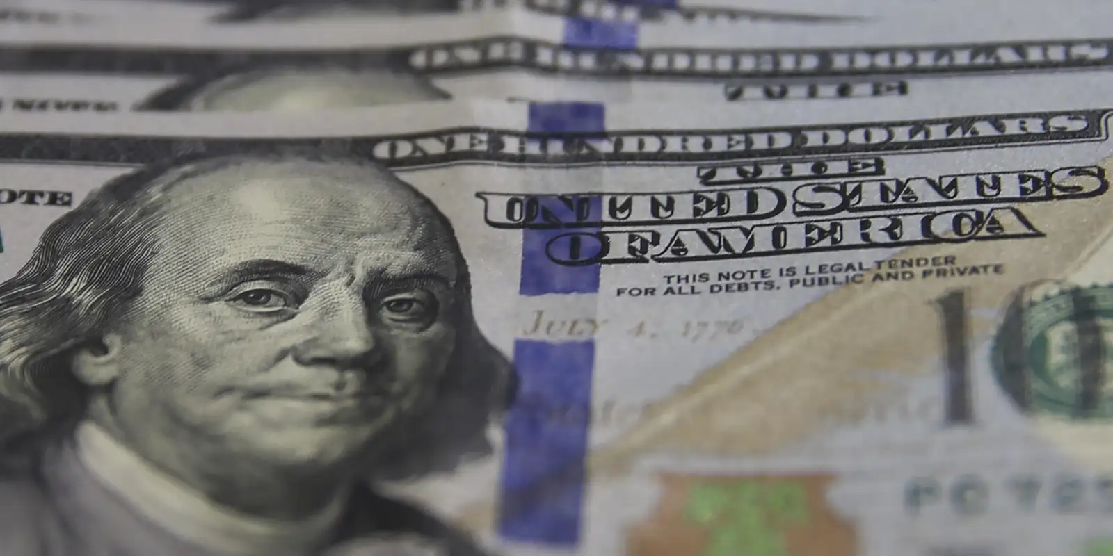 Dólar atinge menor valor desde junho pressionado por alta do petróleo