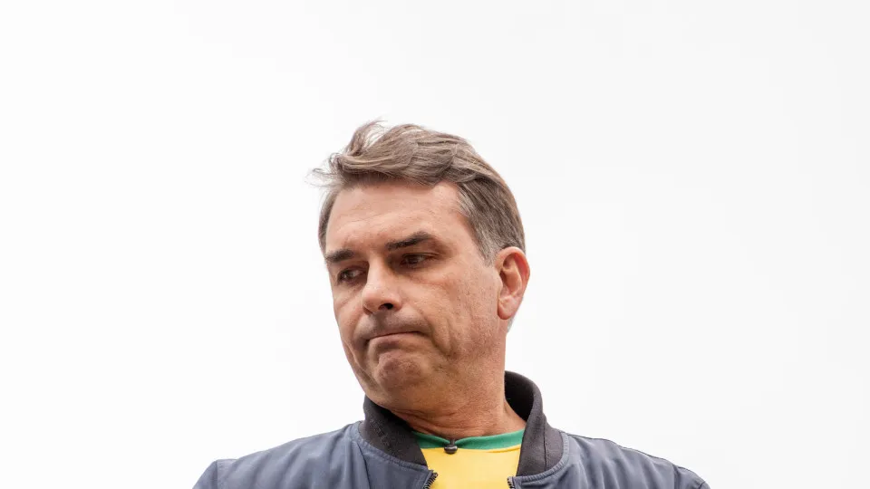 Ato de Flávio Bolsonaro em SP reúne 28,5 mil pessoas e registra queda expressiva