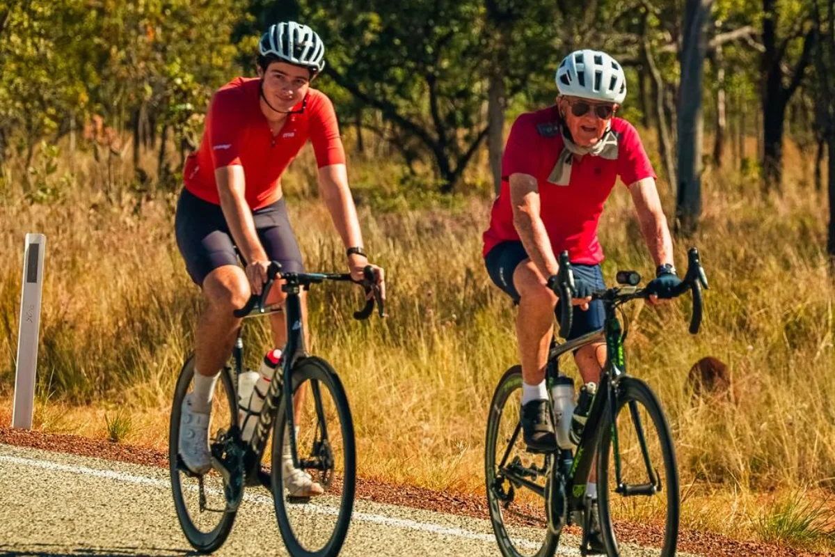 Avô de 82 anos e neto percorrem 5,2 mil km de bicicleta contra ELA