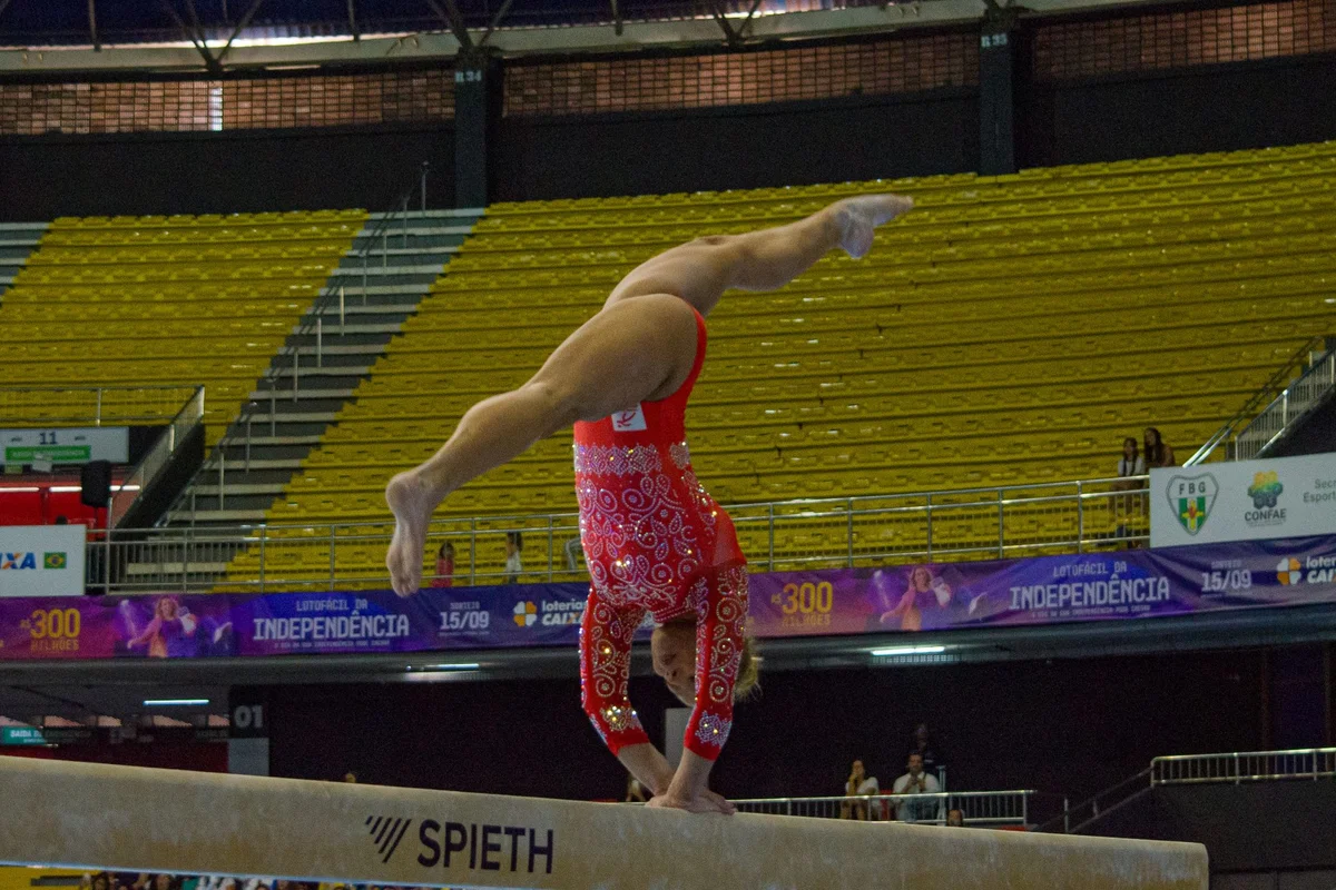 Flávia Saraiva conquista trave e bate recorde no Brasileiro de Ginástica