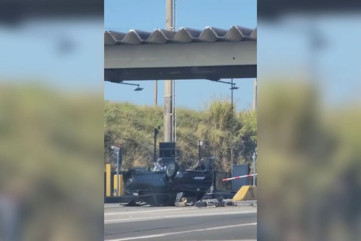 Motorista morre após carro capotar e atingir estrutura de pedágio em Campinas