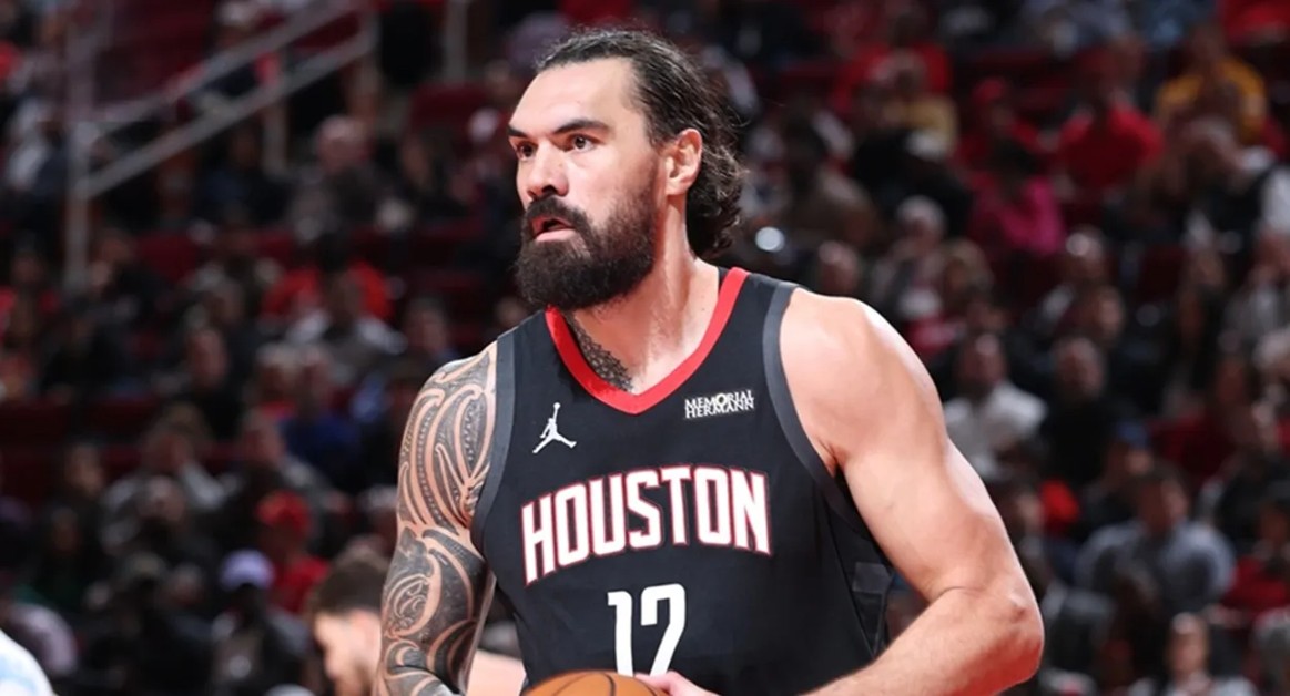 Adams assume papel de mentor no Rockets e orienta jovens talentos