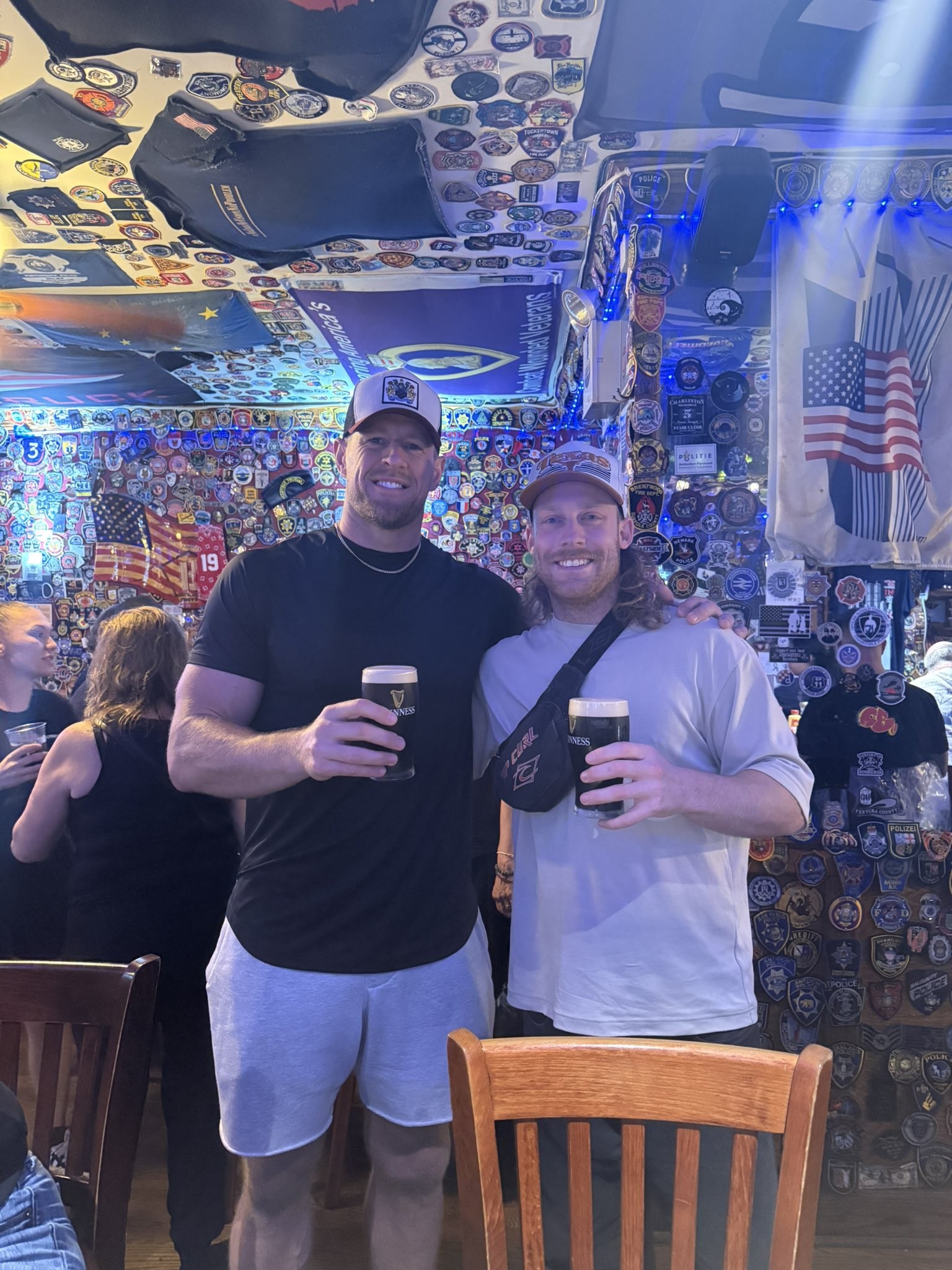 J.J. Watt atende fã tímido em bar de Nova York – NFL