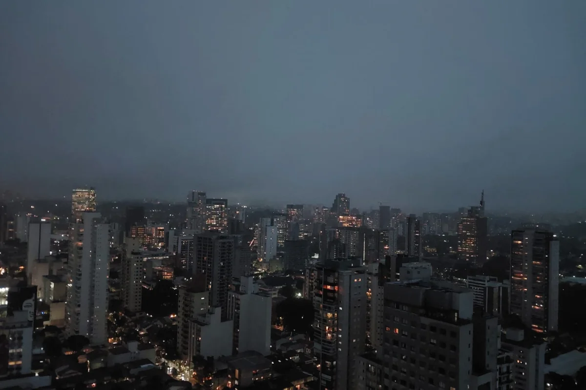 Frentes Fria Alertam para Raios e Granizo no RS