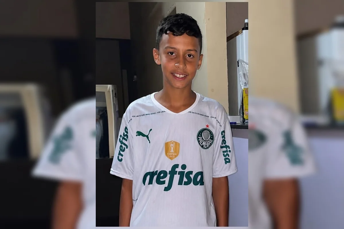 Menino de 12 morre eletrocutado tentando pegar bola em trailer: 'Queria ser goleiro'