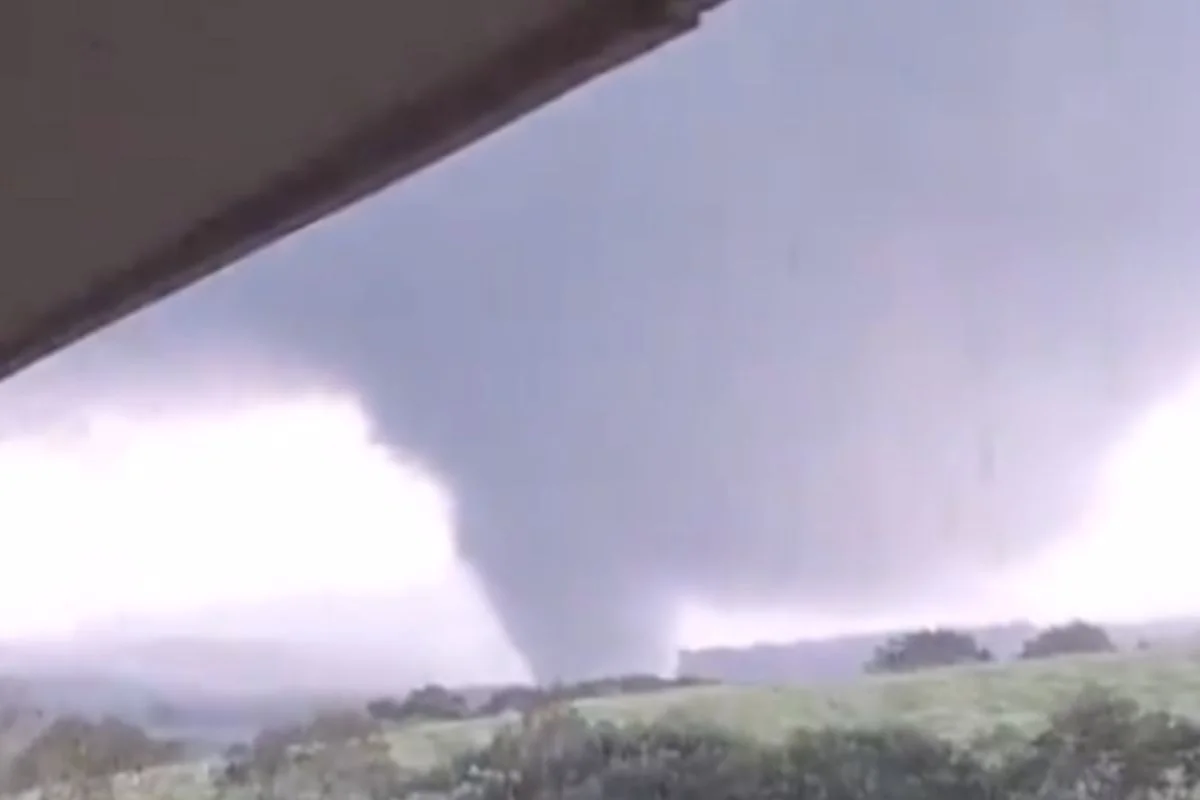 Tornado atinge Piraí do Sul e deixa estragos