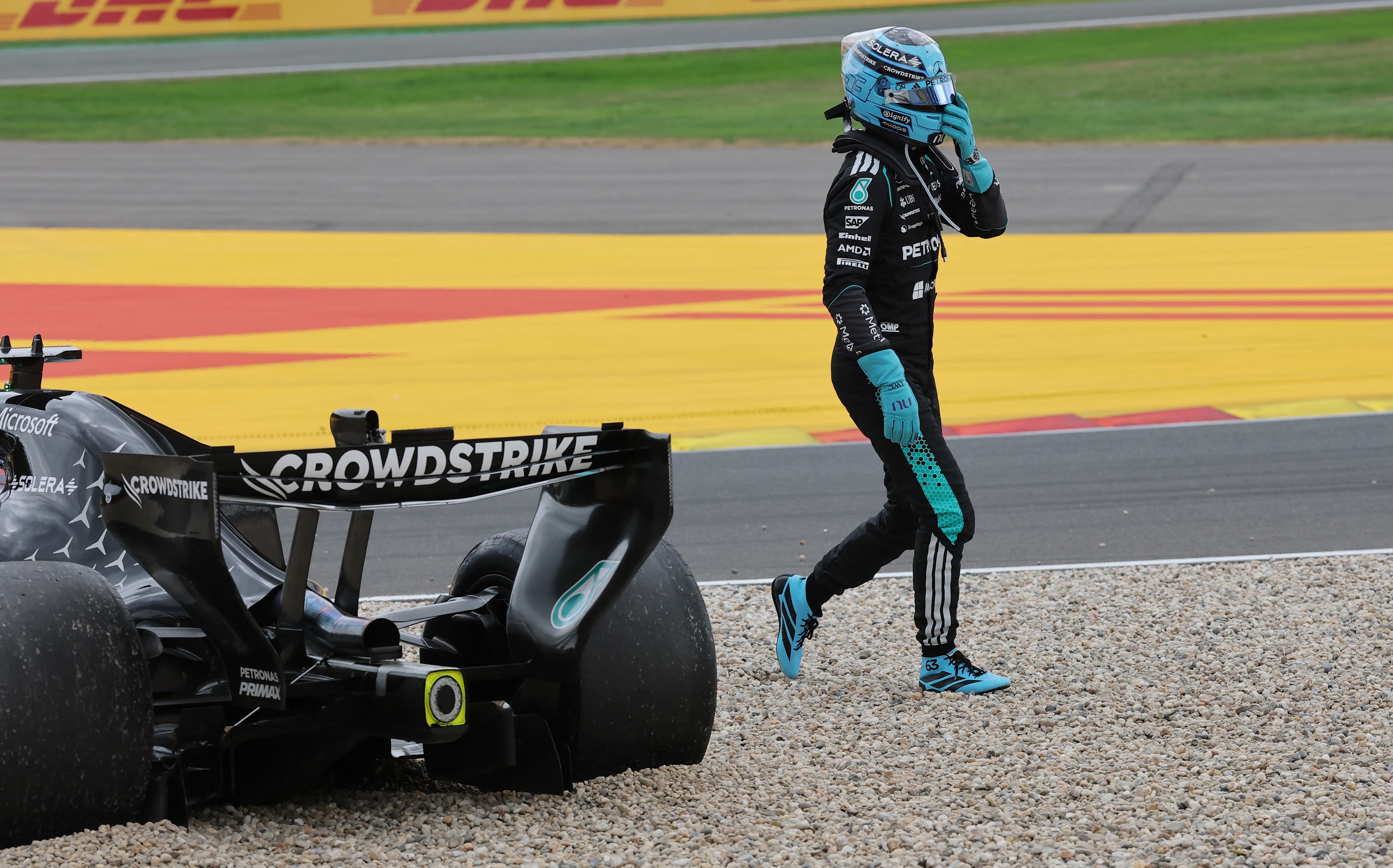 Russell xinga após abandonar GP da Bélgica e Mercedes se posiciona