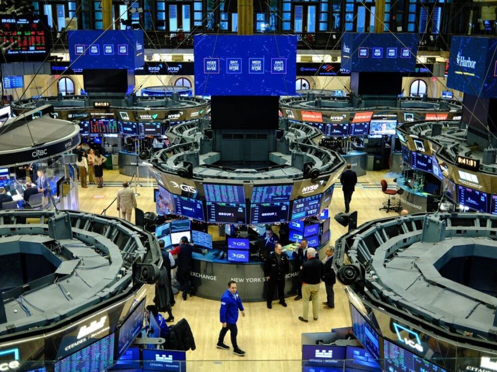 Bolsas de NY fecham em baixa com gastos em IA pesando em techs e petróleo