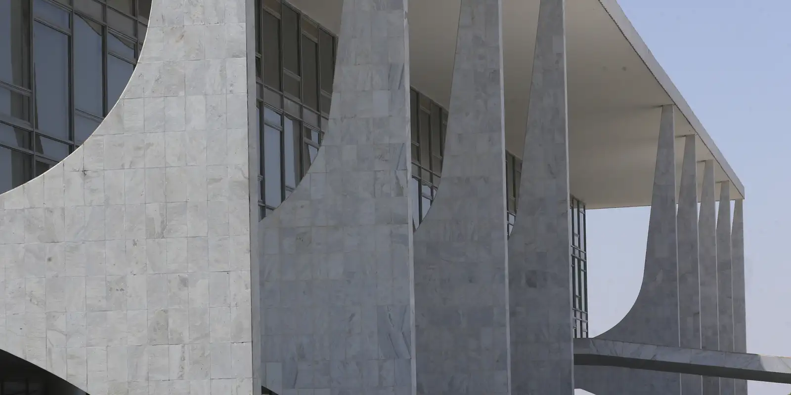 Brasil ativa Lei da Reciprocidade Econômica e inicia processo formal contra tarifas dos EUA