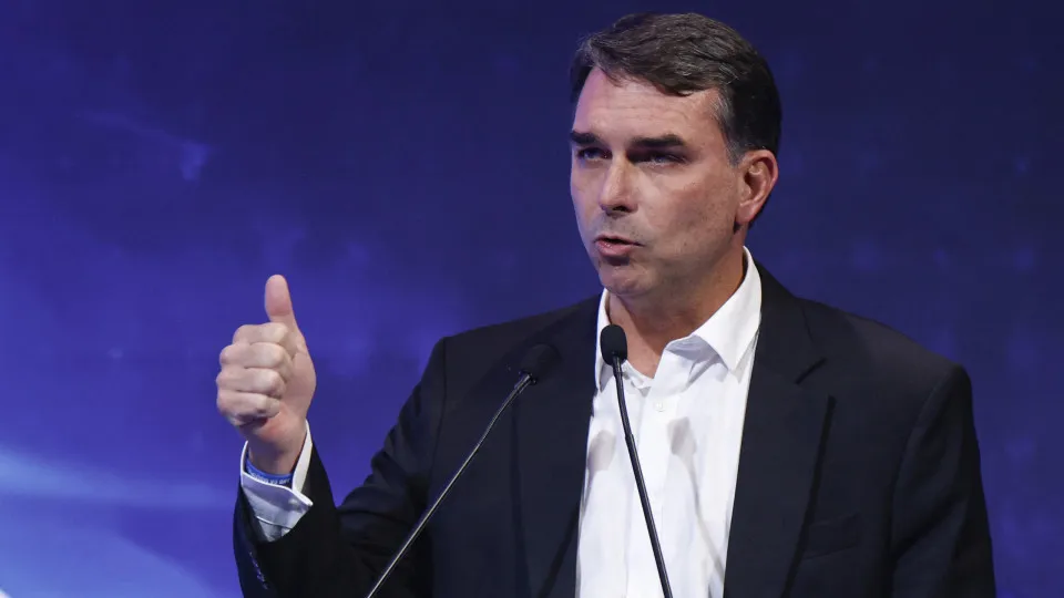 Flávio terá 20% menos tempo na TV do que Lula se continuar isolado