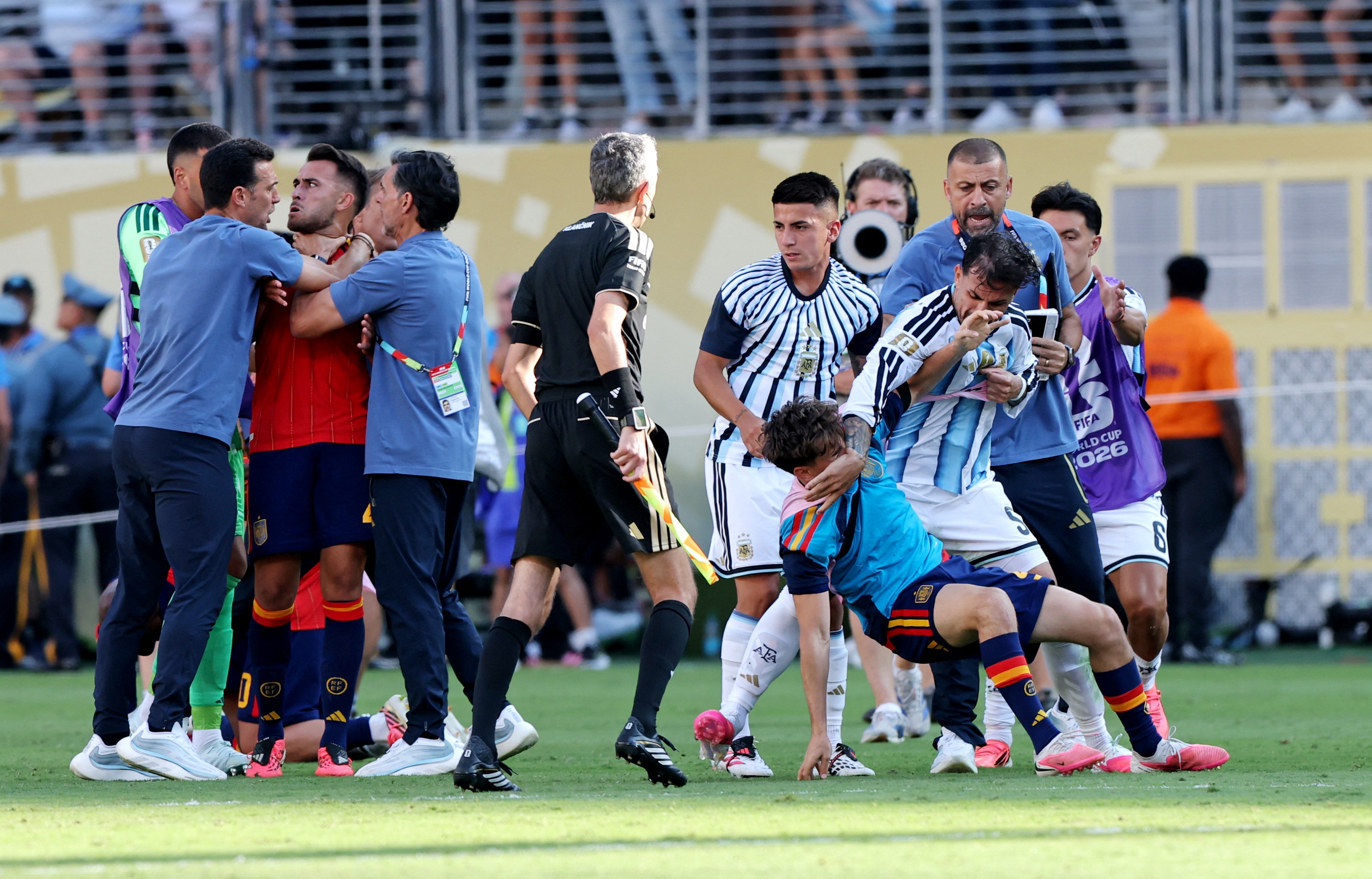 Fifa pune Argentina com jogos de público restrito e suspende Paredes por 10 partidas