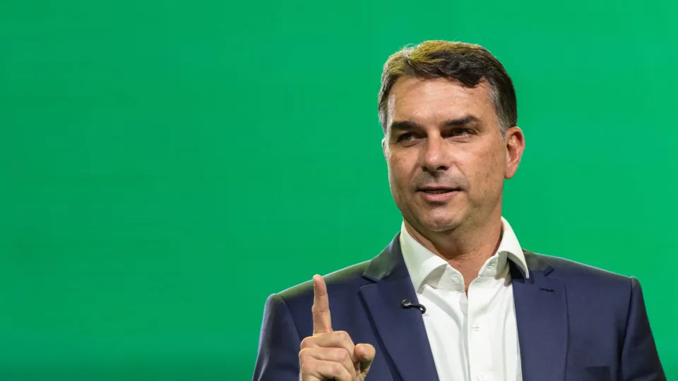 Flávio Bolsonaro acusa Lula de desespero e compra de votos com aumento do Bolsa Família